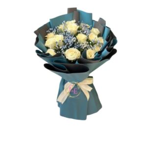 Ramo de 12 rosas blancas.
