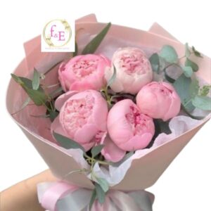 Pureza y Amor en Peonías Rosadas .