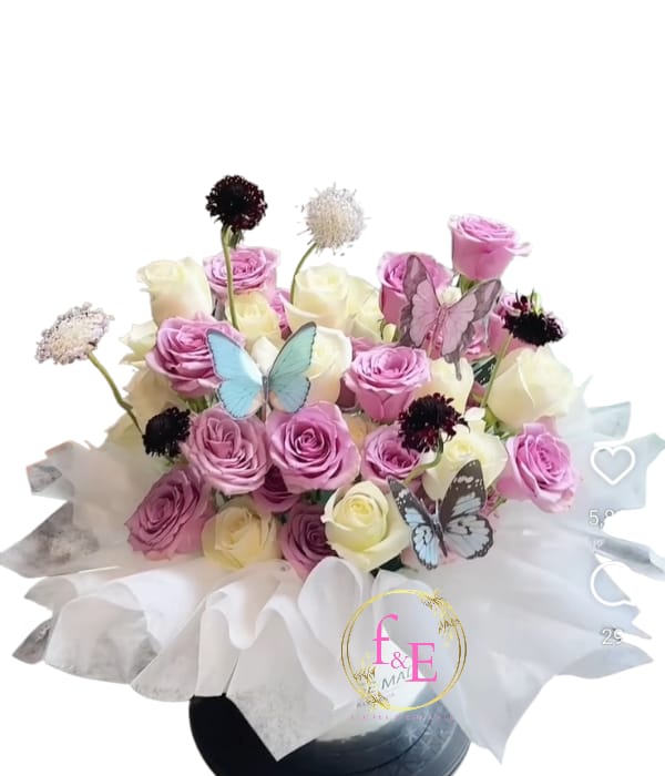 Armonía Serena: Box Circular de 24 Rosas Blancas y Lila.