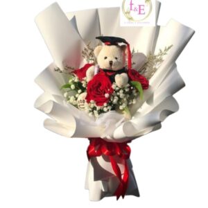 Ramo de Graduación con Rosas Rojas y Peluchito de Logro Académico.
