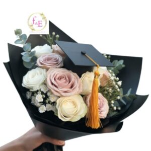 Ramo de Graduación en Rosas Pastel con Birrete de Honor.