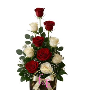 Arreglo Encanto Rústico con Rosas Bicolores.