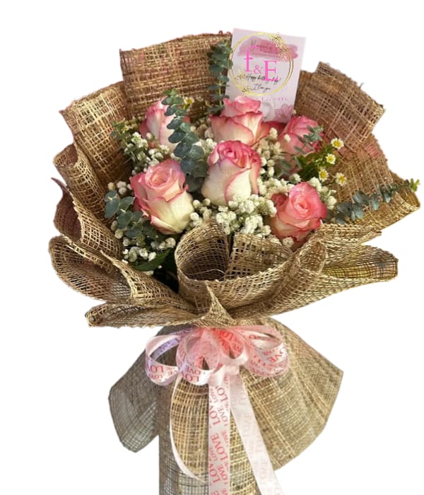 Ramo de Rosas Rosadas con Estilo Rústico.