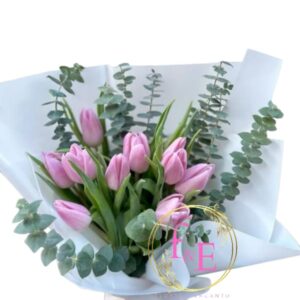 Ramo Delicadeza Rosada con Eucalipto Aromático.