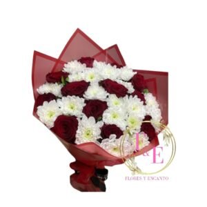Ramo de 12 Rosas Rojas y Maules Blancos.