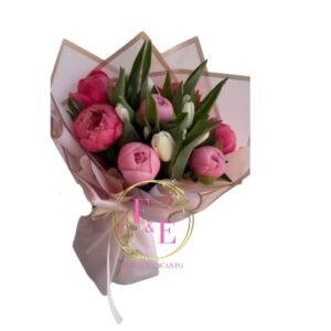 Ramo de 10 Peonías Coral,Rosado y 10 Tulipanes Blancos.